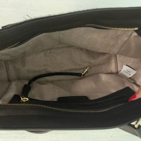 MICHAEL KORS LEOPARD PURSE - Picture 2 of 2